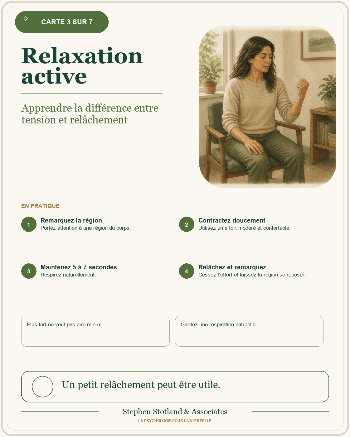 Une femme assise contracte doucement une main tandis que l’autre repose.
