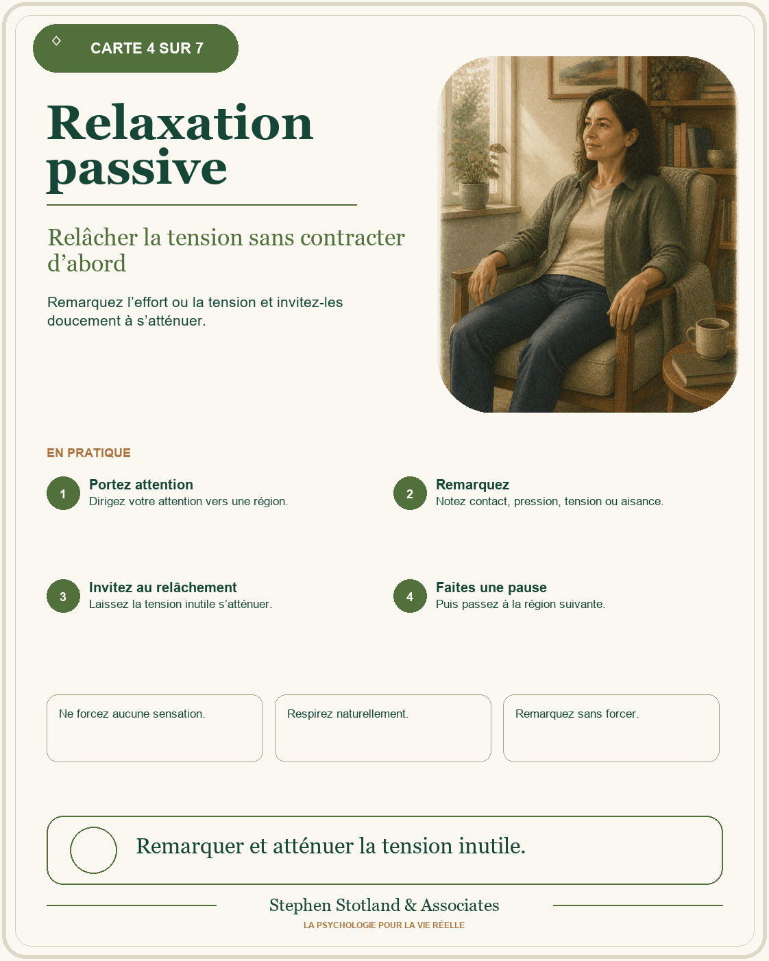 Une femme est assise calmement dans un fauteuil offrant un bon soutien.