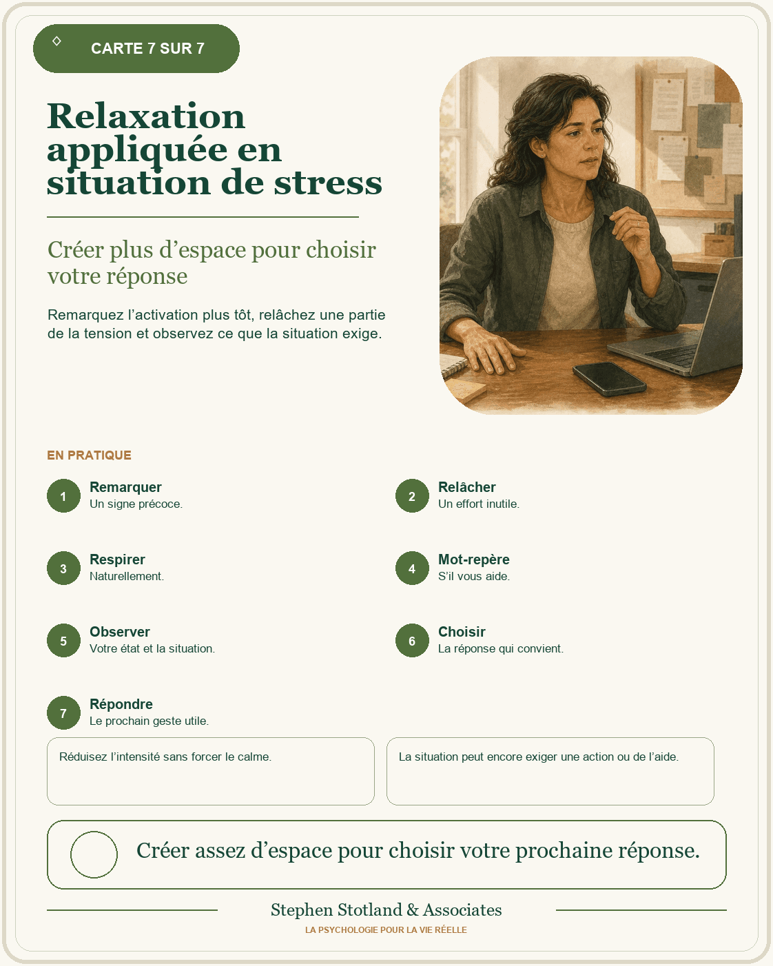 Une femme à son bureau remarque son stress et fait une pause avant de répondre.